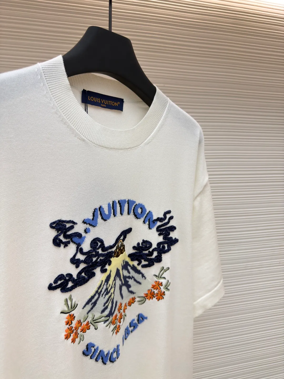LOUIS VUITTON Nigo co-branded volcano embroidered knitted short-sleeved T-shirt ●Authentic product: Purchased and developed for 10999 ●Item number: 1680108-A90 ●Fabric: Pure cotton ribbed fabric ●Technology: Knitted production ●Version: Fitted version ●Weight: about 240 grams ●Size: XS-S-M-L ●Description: Pharrell William and Nigo dance together at the autumn and winter show. A Monogram handbag emerges from a volcano, surrounded by Louis Vuitton elements and cherry blossoms. This image is intarsia and embroidered on the chest of this sweater. Short-sleeved T-shirts for men and women cut from soft cotton in a round-neck style. The overall wiring is straight and delicate, the fabric is comfortable and soft, and the color is consistent without color difference. It can be matched with the same style to create a fashionable look and control various occasions. Customized accessories, complete with three standards, same style for men and women!